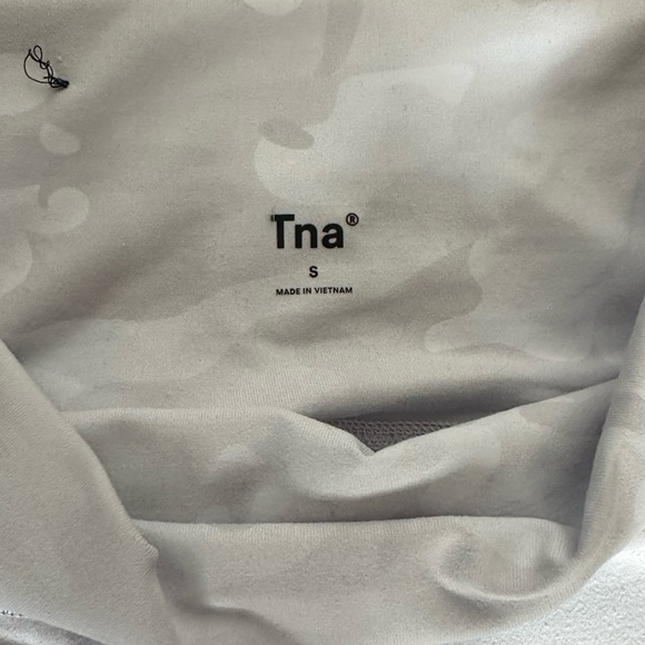 ⚡️2/$25⚡️ TNA Aritzia Light White and Gray Camouflage Leggings | NWOT | XS - Picture 2 of 6
